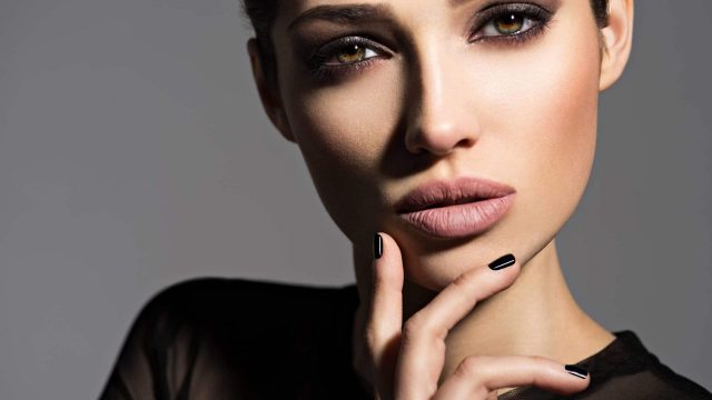 بالفيديو: اتبعي هذه الخطوات للقيام بمكياج سهرات ومناسبات راقي وجذاب