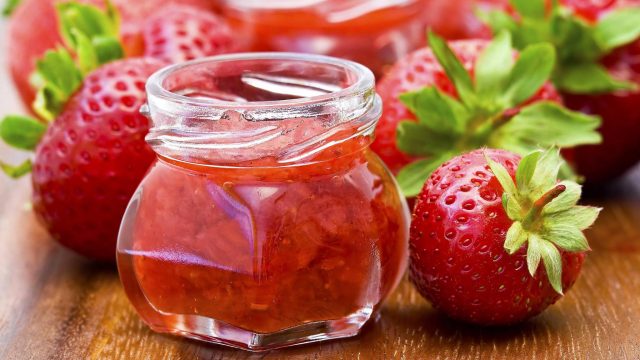 خطوات تجهيز مربى الفراولة