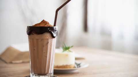 خطوات إعداد ميلك شايك بالكاكاو