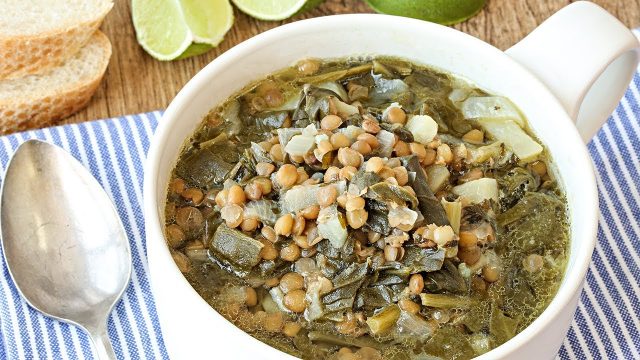 كيفية تجهيز شوربة العدس بالسلق