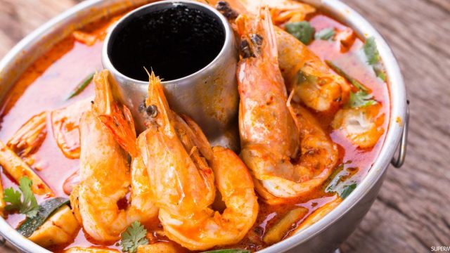 خطوات تجهيز طاجن جمبري بالصلصة