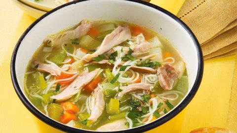 خطوات تجهيز شوربة بالدجاج والمكرونة