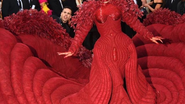 بالصور شاهدي معنا هذه التصاميم لفساتين النجوم بعضها غريب وأخرى لاتنسى