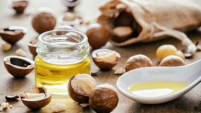 اكتشفي معنا فوائد زيت المكاديميا للعناية بالبشرة والشعر
