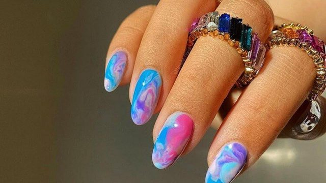 صيحة tie and dye من اتجاهات طلاء الأظافر الدارجة لشتاء 2022