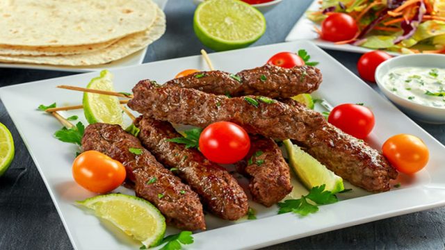 إليك كيفية تجهيز كفتة حارة مشوية