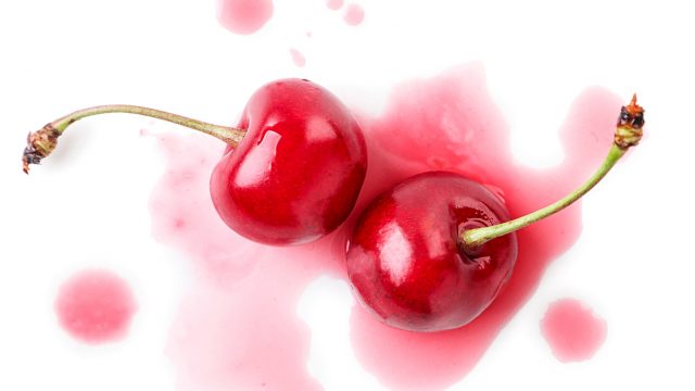 4 نصائح منزلية لتنظيف بقع الفواكه الحمراء من الملابس