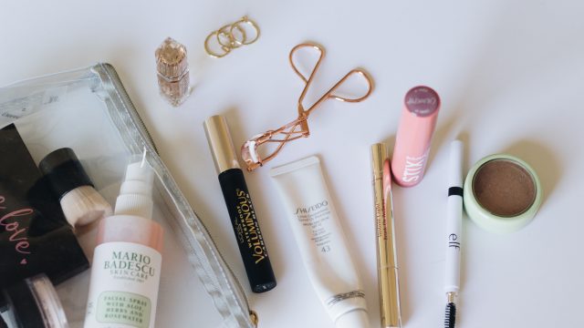 قائمة مستحضرات تجميل يومية لبنات الجامعة