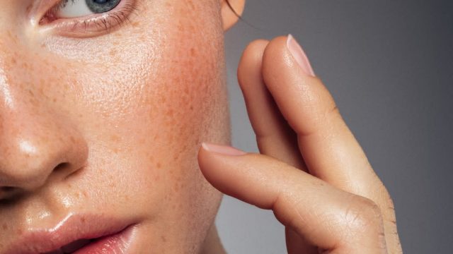 كل ما يجب أن تعرفيه عن تغطية الحبوب بالمكياج