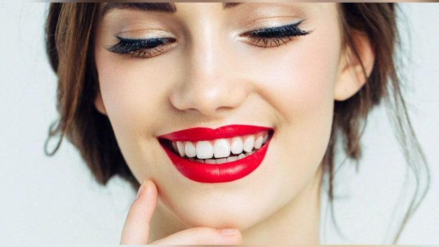 هل أصبح عليك الاختيار بين تطبيق أحمر الشفاه أو مكياج العيون؟