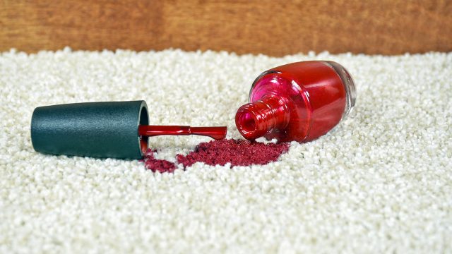 لا داعي للذعر.. إليك كيفية إزالة طلاء الأظافر من الملابس والأثاث