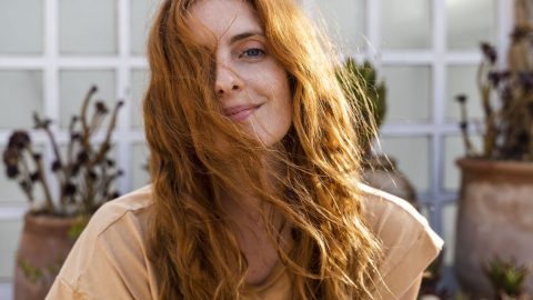 هذه الطريقة الطبيعية لصبغ الشعر دون إتلافه