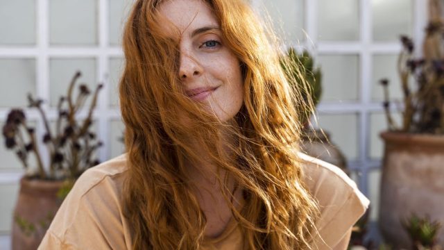 هذه الطريقة الطبيعية لصبغ الشعر دون إتلافه