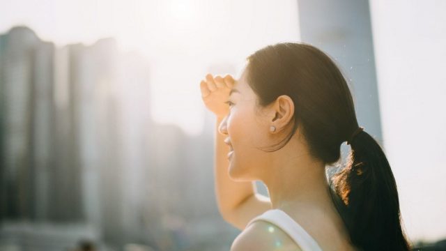 إليك الطريقة الصحيحة لاستخدام واقي الشمس مع المكياج