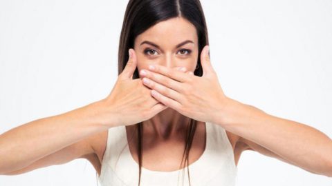 4 طرق عملية لتعطير الفم بعد تناول الطعام في المكتب
