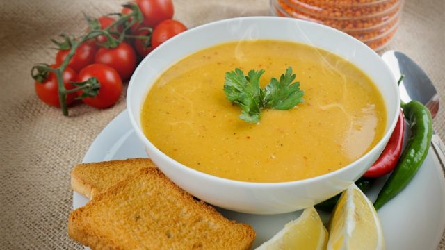 خطوات تجهيز شوربة العدس التركية