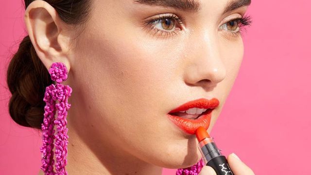 نصائح لوضع حمرة بلون جريء لصاحبات الشفاه الرفيعة