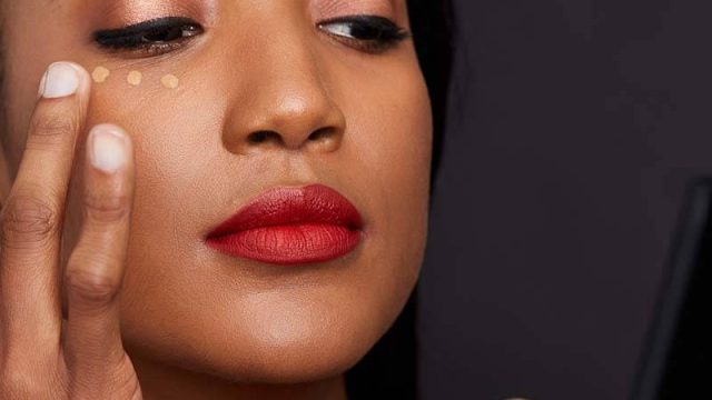 تجنبي هذه الأخطاء عند تطبيق الكونسيلر حتى لاتجعلك تبدين أكبر سنًا