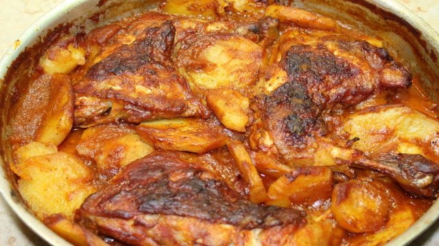 كيفية تجهيز صينية البطاطس بالصلصة والدجاج
