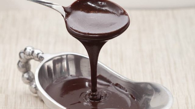 طريقة إعداد صلصة الشوكولاته السائلة