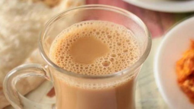 خطوات تجهيز شاي بالحليب