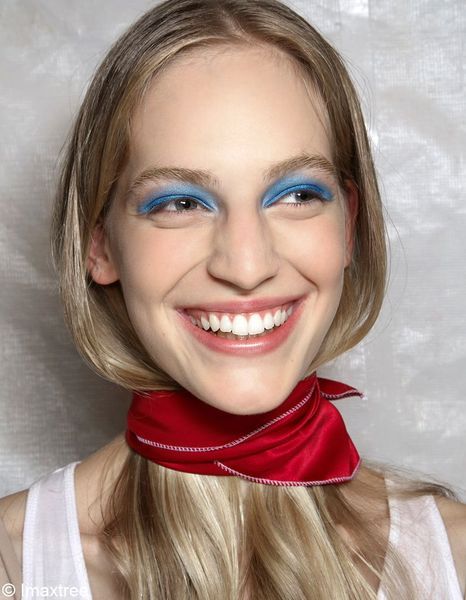 المكياج باللون الأزرق