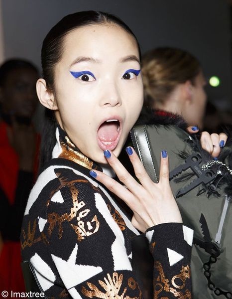 المكياج باللون الأزرق