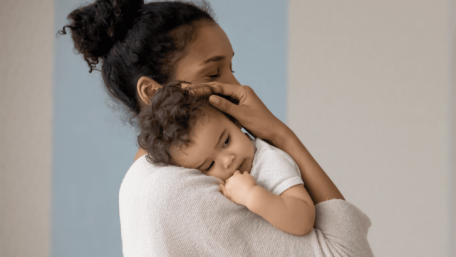 مراحل تطور الطفل من الولادة حتى العام الأول