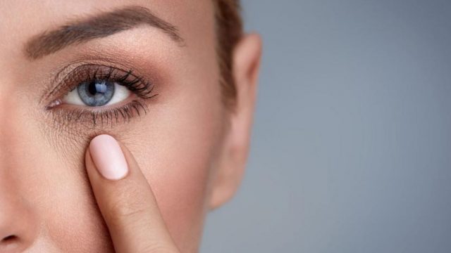 إخفاء تجويف العيون بالمكياج