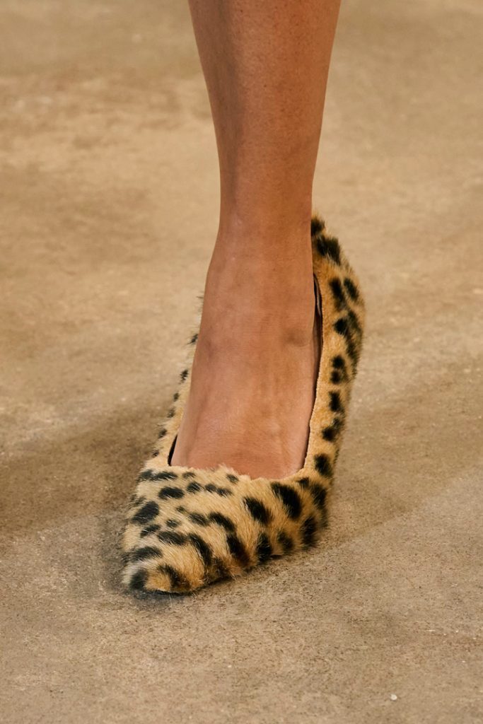 موديلات أحذية فرو لشتاء 2025