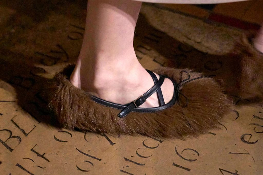 موديلات أحذية فرو لشتاء 2025