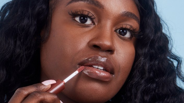 10 درجات من أحمر الشفاه النيود تبدو مذهلة على البشرة الداكنة