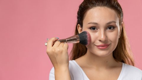 أحمر الخدود بأسلوب الستينات … منتجات مشهورة ونصائح لتطبيقه بلمسة عصرية