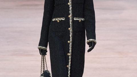 من شانيل إلى زيمرمان: فساتين خريفية أنيقة للمحجبات