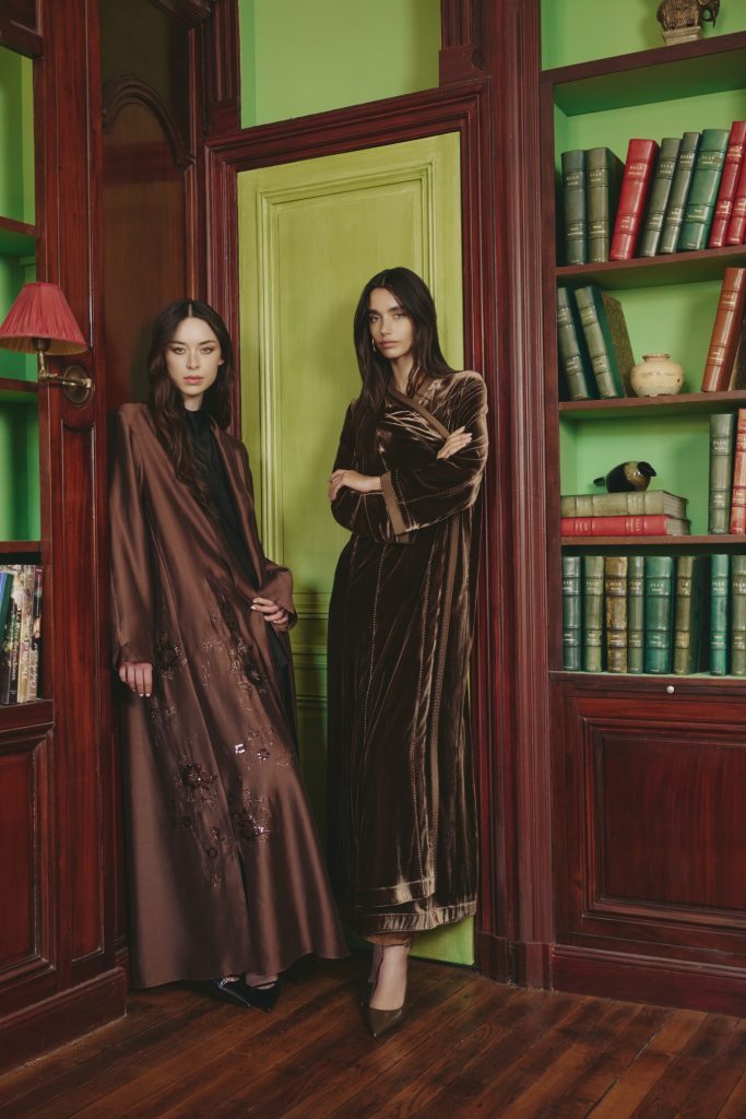 تنسيق العبايات الترابية