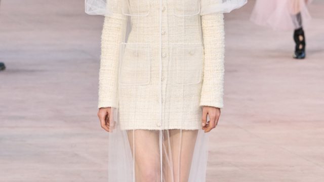 الأبيض يتصدر موضة شتاء 2026